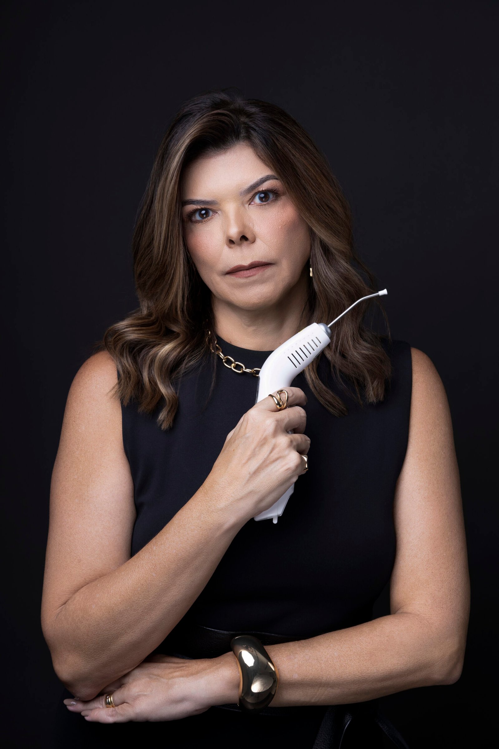 Dra. Silvia com aparelho de fotobiomodulação