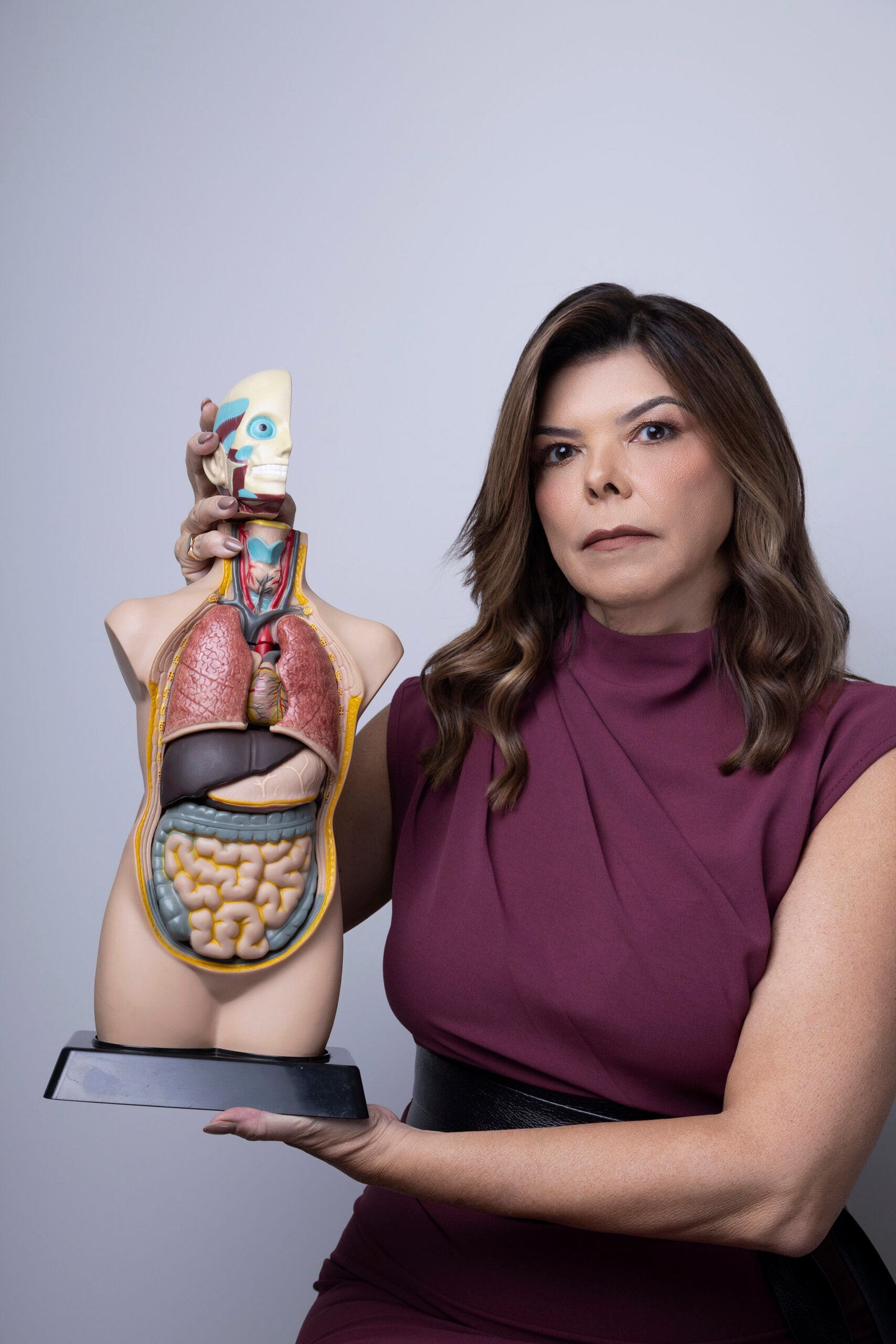 Dra. Silvia Andrade com modelo anatômico explicando a respiração